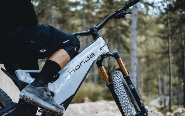 Honda готовит запуск электрического велосипеда для адреналиновых поездок по бездорожью