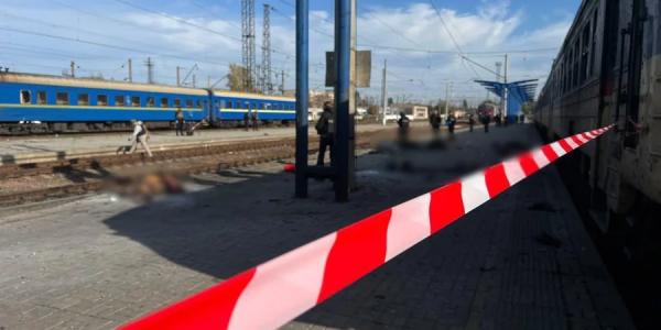 Железнодорожники подчеркнули, что делают всё возможное, чтобы движение поездов продолжалось (Фото: Нацполиция /Telegram)