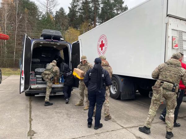Представители ГСЧС и Украинского Красного Креста готовятся встречать жителей оккупированных Олешек (Фото: Интерфакс-Украина / Елена Савченко)