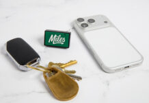 Крошечный трекер Miles Plug отследит перемещение автомобиля и передаст информацию на телефон