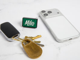 Крошечный трекер Miles Plug отследит перемещение автомобиля и передаст информацию на телефон