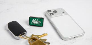 Крошечный трекер Miles Plug отследит перемещение автомобиля и передаст информацию на телефон