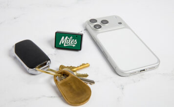 Крошечный трекер Miles Plug отследит перемещение автомобиля и передаст информацию на телефон