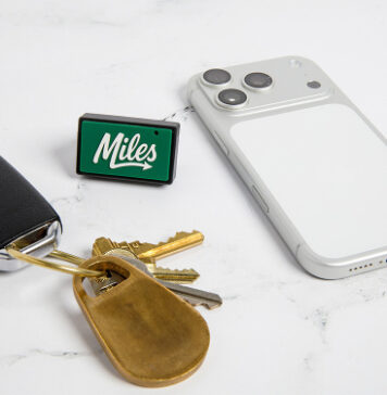 Крошечный трекер Miles Plug отследит перемещение автомобиля и передаст информацию на телефон