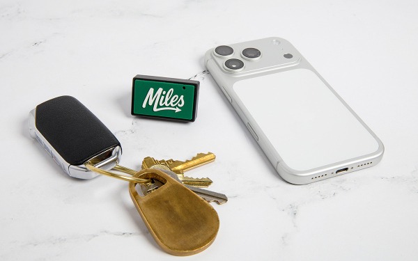 Крошечный трекер Miles Plug отследит перемещение автомобиля и передаст информацию на телефон