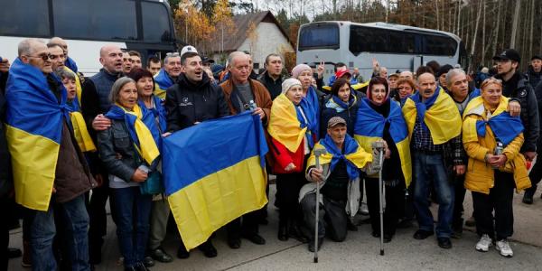 Омбудсмен Дмитрий Лубинец вместе с людьми, эвакуированными из Олешек, 31 октября 2026 года (Фото: REUTERS/Valentyn Ogirenko)