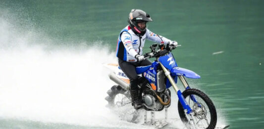 Глава китайской мотокомпании ZXMOTO проехал 40 километров по воде на собственном мотоцикле